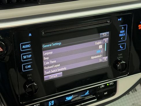 Used 2018 Toyota Corolla LE FWD image 28