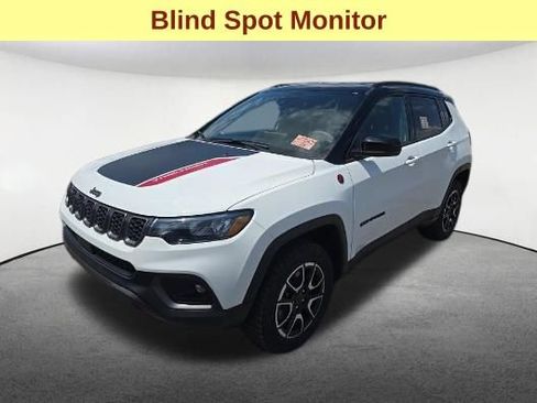 Used 2025 Jeep Compass Trailhawk w/ Trailhawk Convenience Group AWD/4WD image 4