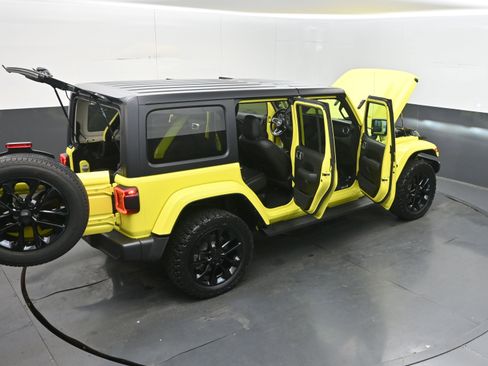 Used 2022 Jeep Wrangler Unlimited Sahara w/ Cold Weather Group AWD/4WD image 45