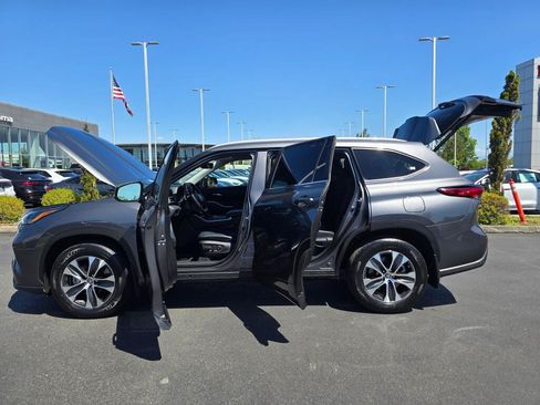 Used 2023 Toyota Highlander XLE AWD/4WD image 12