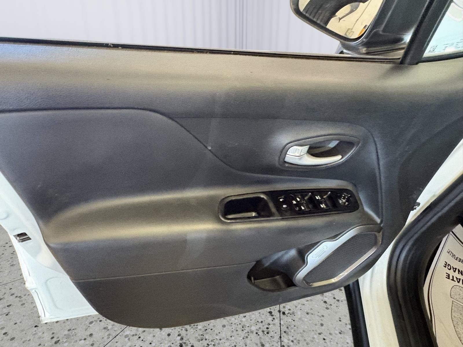 Used 2023 Jeep Renegade Latitude AWD/4WD image 22