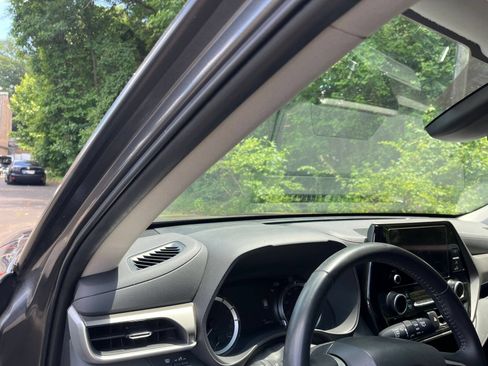 Used 2025 Toyota Highlander LE FWD image 36