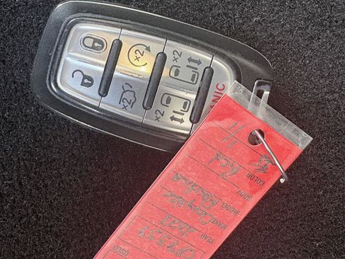 Used 2023 Chrysler Pacifica Touring-L image 26