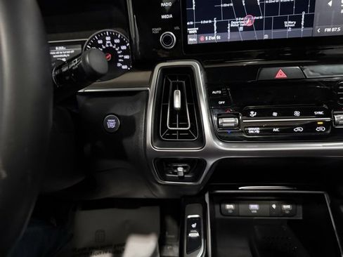Used 2022 Kia Sorento EX w/ Panoramic Sunroof Package image 18