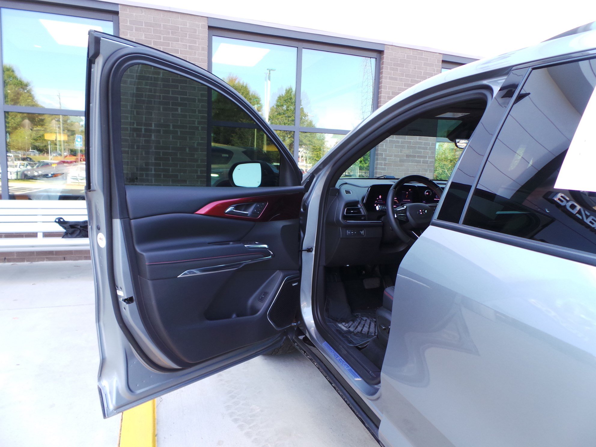 Used 2025 Chevrolet Traverse RS FWD image 26