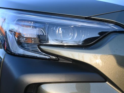 Used 2025 Subaru Outback Premium image 11