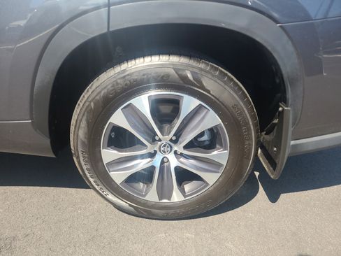 Used 2023 Toyota Highlander XLE AWD/4WD image 11