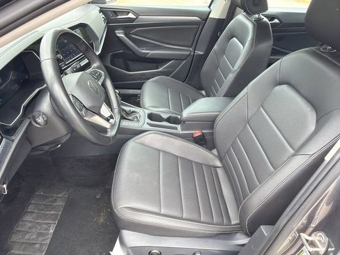 Used 2024 Volkswagen Jetta SE FWD image 9