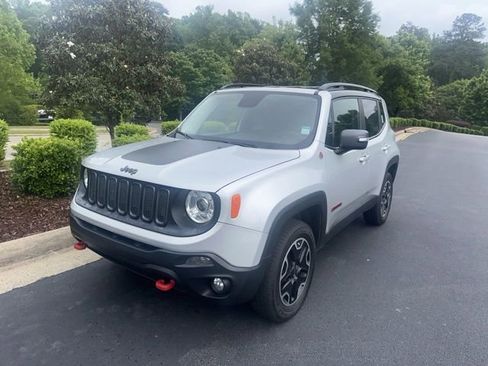 Used 2017 Jeep Renegade Trailhawk w/ Premium Trailhawk Package AWD/4WD image 5