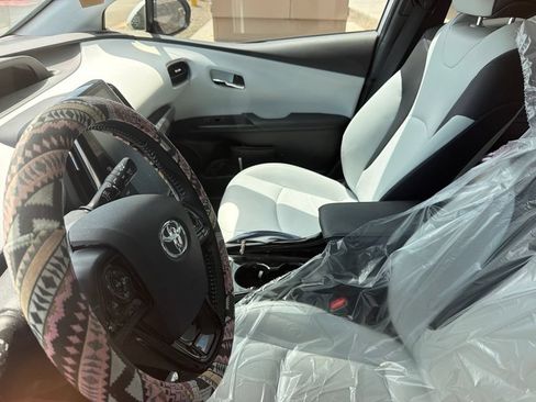 Used 2022 Toyota Prius Limited FWD image 5