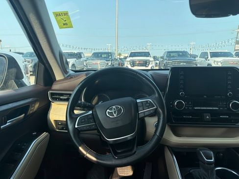 Used 2021 Toyota Highlander Limited FWD image 11