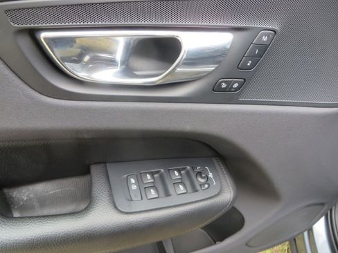 Used 2018 Volvo XC60 T6 Momentum w/ Convenience Package image 13