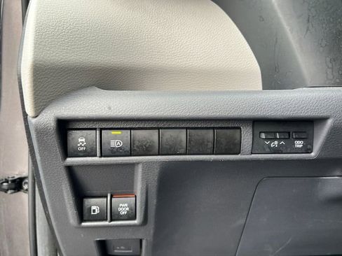 Certified 2024 Toyota Sienna XLE FWD image 25