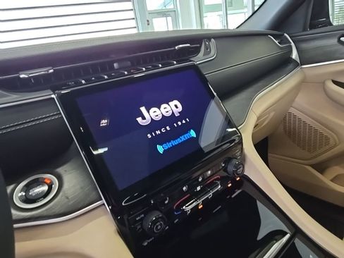 Used 2025 Jeep Grand Cherokee Limited w/ Luxury Tech Group II AWD/4WD image 28