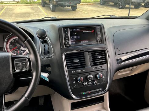 Used 2017 Dodge Grand Caravan SXT image 6