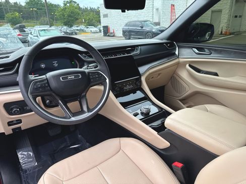 Used 2024 Jeep Grand Cherokee Limited w/ Luxury Tech Group II AWD/4WD image 11