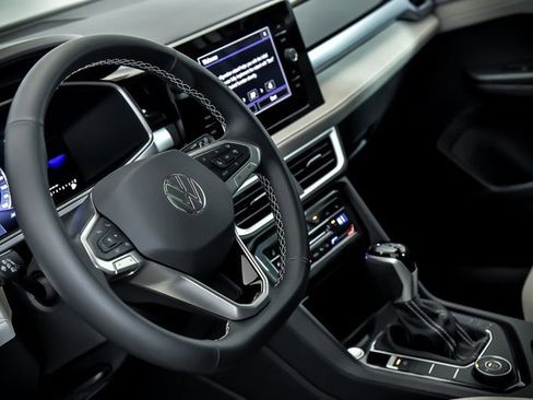 Certified 2025 Volkswagen Taos SE w/ Panoramic Sunroof Package image 10