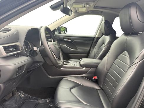 Used 2023 Toyota Highlander XLE AWD/4WD image 9