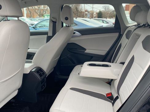 Certified 2025 Volkswagen Taos SE image 21