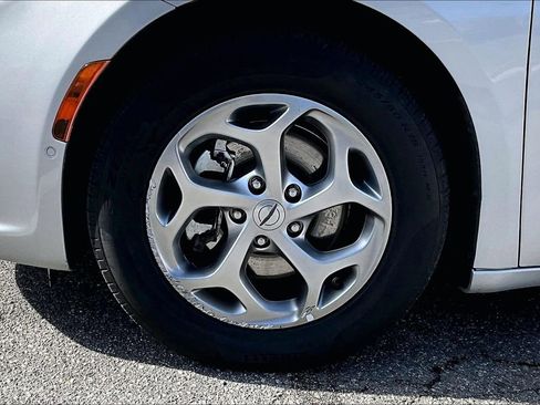 Certified 2022 Chrysler Pacifica Limited image 35