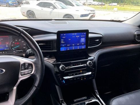 Used 2022 Ford Explorer Limited w/ Equipment Group 301A AWD/4WD image 9