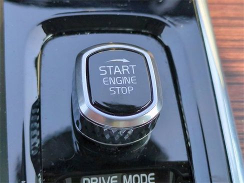 Used 2021 Volvo XC60 T5 Momentum w/ Premium Package image 28