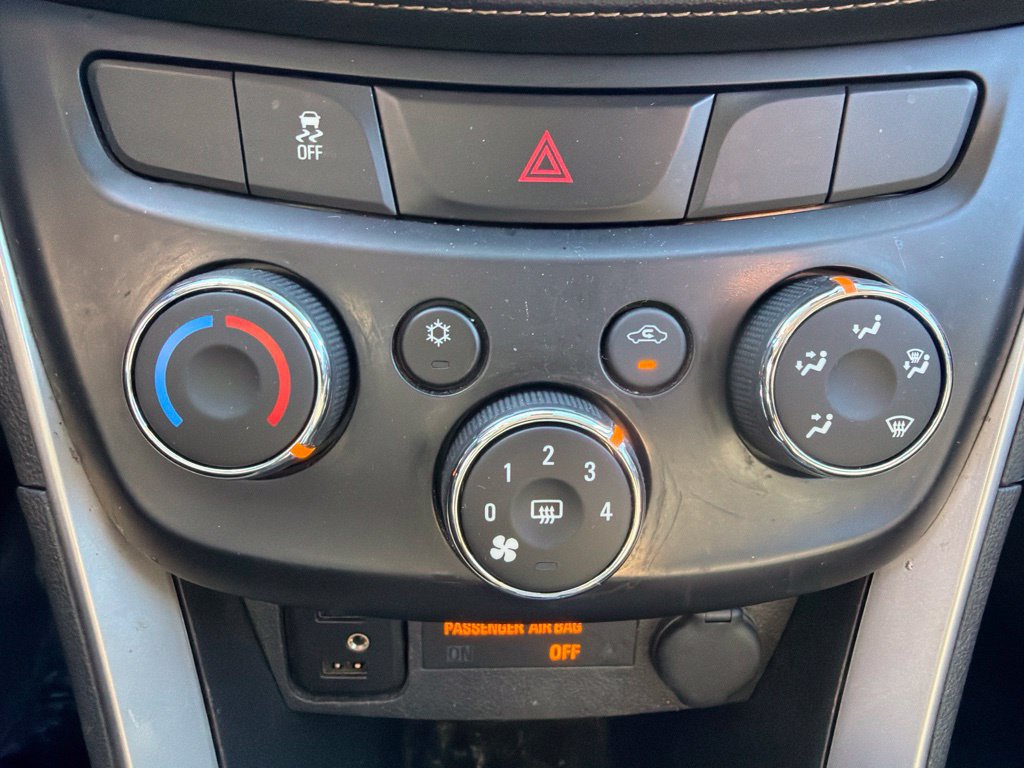 Used 2018 Chevrolet Trax LT w/ LT Convenience Package AWD/4WD image 21