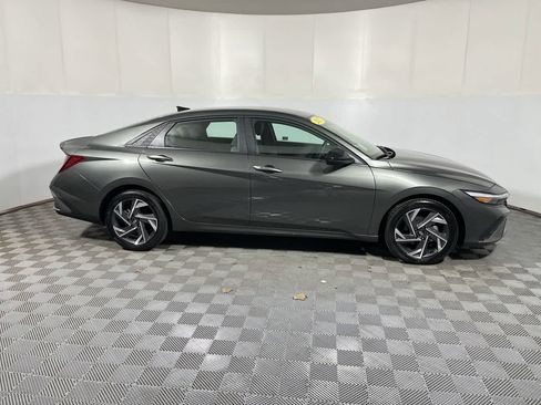 Used 2025 Hyundai Elantra Sport FWD image 9