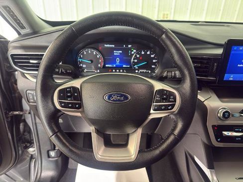 Certified 2022 Ford Explorer XLT w/ Equipment Group 202A AWD/4WD image 3