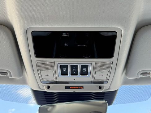 Used 2025 Land Rover Discovery S image 28