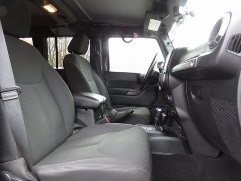 Used 2018 Jeep Wrangler Unlimited Sport image 13