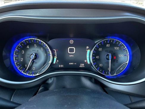 Used 2021 Chrysler Pacifica Touring-L image 22