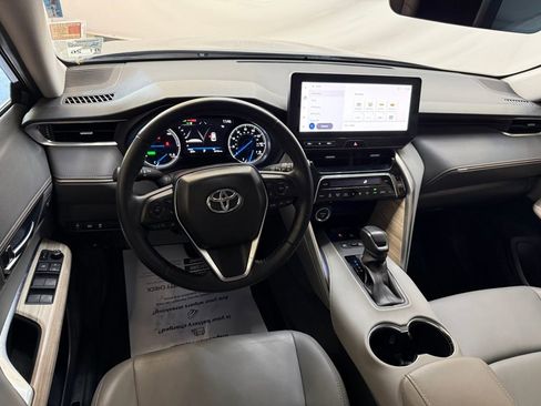 Used 2024 Toyota Venza XLE image 12