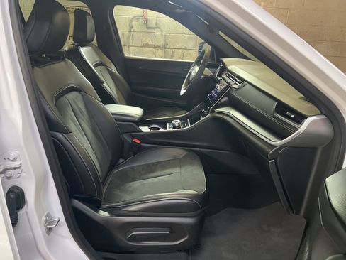 Used 2024 Jeep Grand Cherokee Altitude AWD/4WD image 25