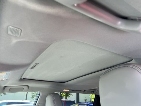 Used 2019 Toyota Highlander XLE w/ Carpet Mat Package (TMS) AWD/4WD image 19