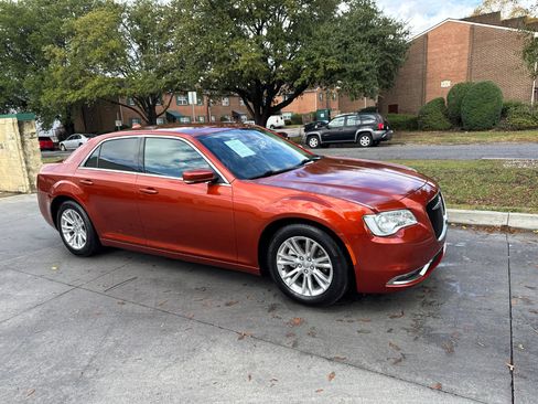 Used 2021 Chrysler 300 Touring L image 2