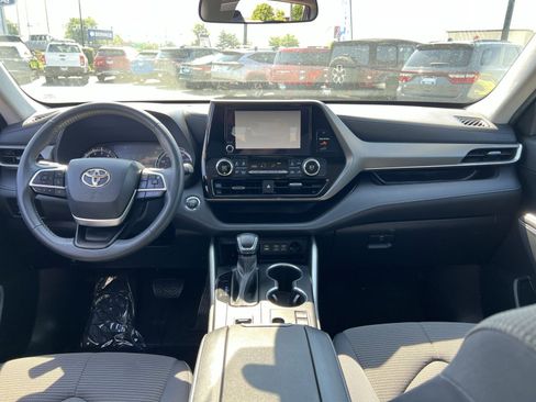 Used 2023 Toyota Highlander LE FWD image 30