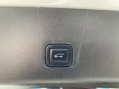 Used 2022 Chevrolet Traverse LT image 43