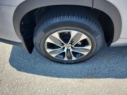 Used 2020 Toyota Highlander XLE AWD/4WD image 6