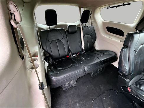 Used 2021 Chrysler Pacifica Touring-L FWD image 18