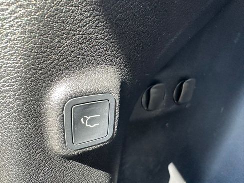 Used 2019 Jeep Cherokee Limited image 24