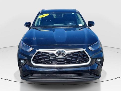 Used 2023 Toyota Highlander XLE image 2