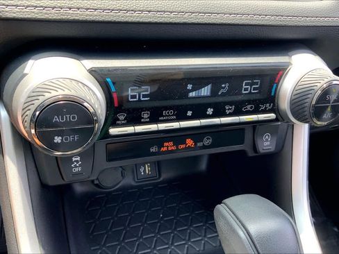 Used 2025 Toyota RAV4 XLE FWD image 32