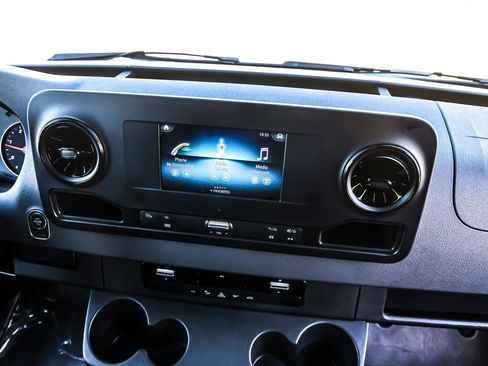 Used 2024 Mercedes-Benz Sprinter 2500 image 7