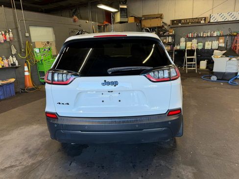 Used 2019 Jeep Cherokee Latitude Plus AWD/4WD image 6