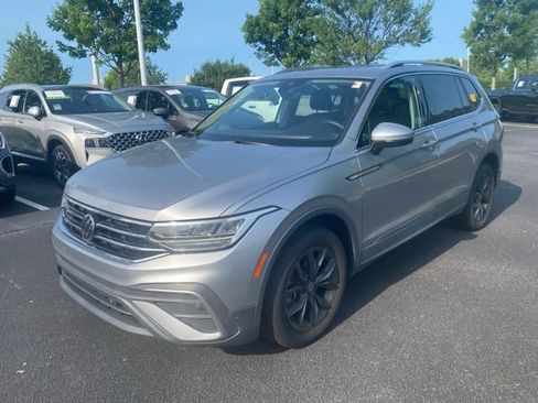 Used 2022 Volkswagen Tiguan SE w/ Panoramic Sunroof Package AWD/4WD image 2
