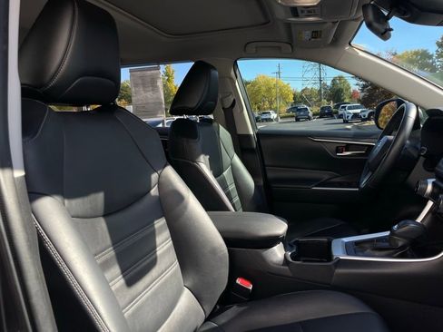 Used 2023 Toyota RAV4 XLE Premium image 30