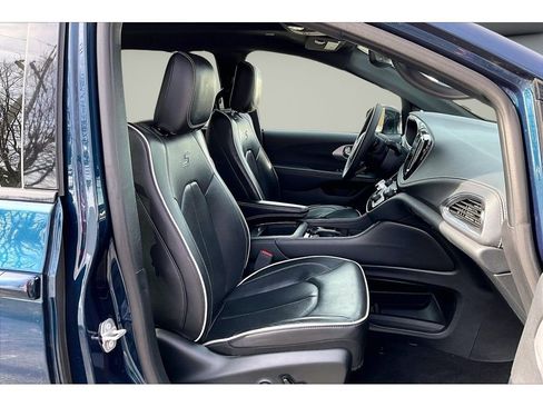 Used 2025 Chrysler Pacifica Limited image 8