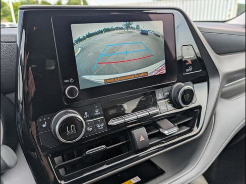 Used 2024 Toyota Highlander XLE AWD/4WD image 15