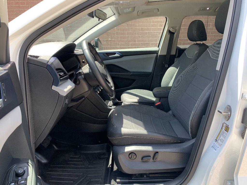 Used 2023 Volkswagen Taos SE w/ Panoramic Sunroof Package AWD/4WD image 9